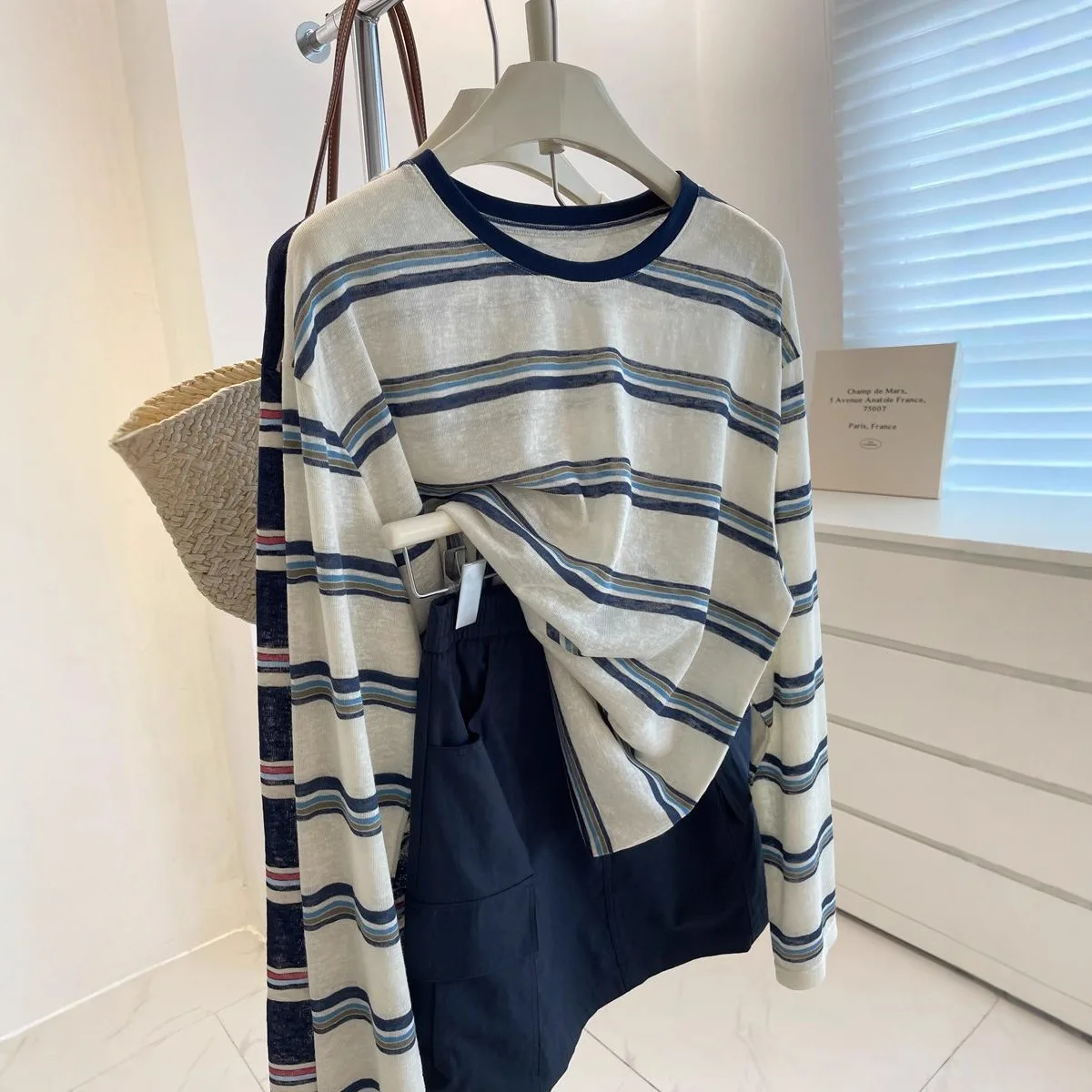 Minimalistische blauw-witte ge - Wallpaper recensie en prijs